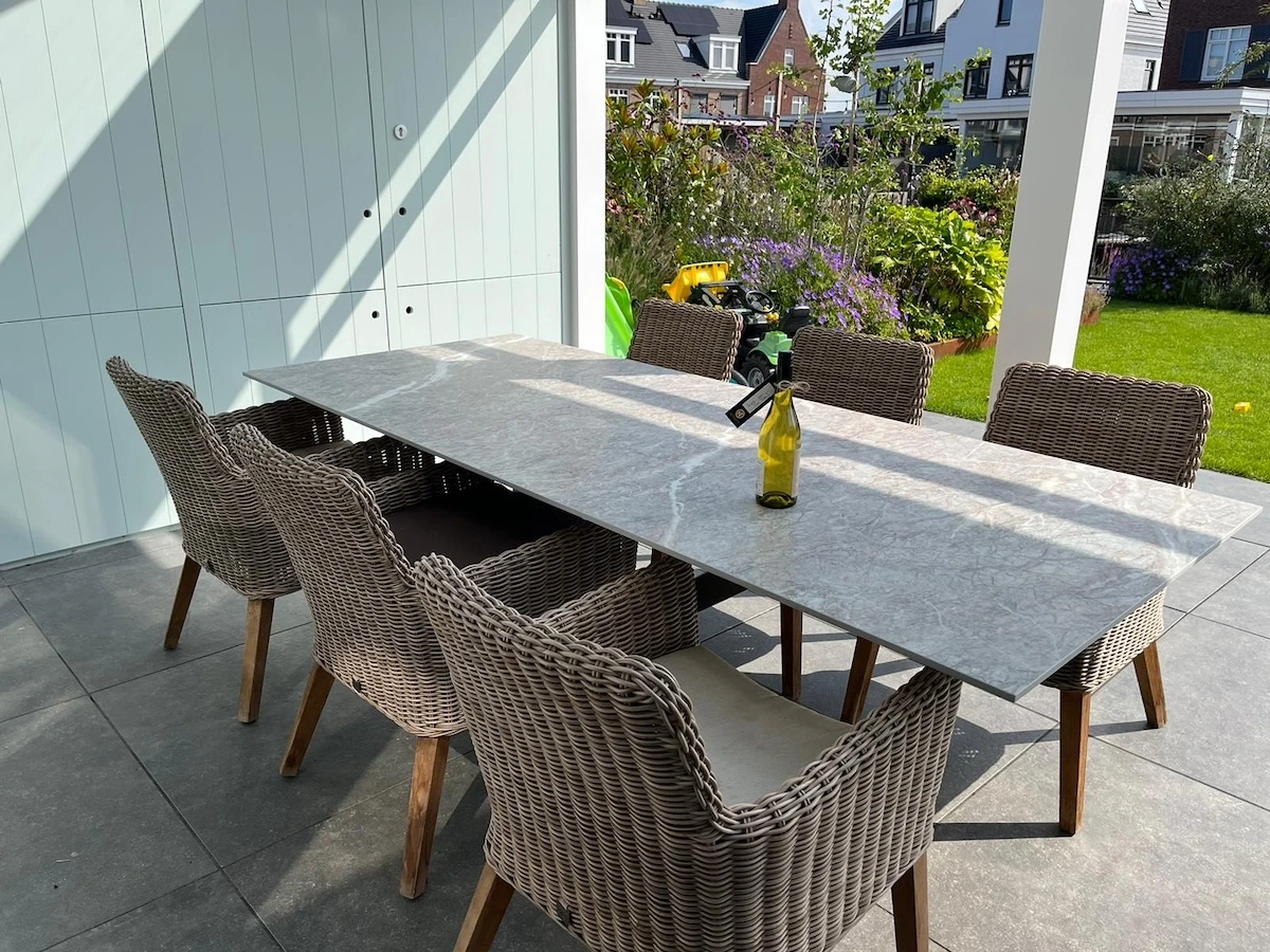 Buitentafel van keramiek